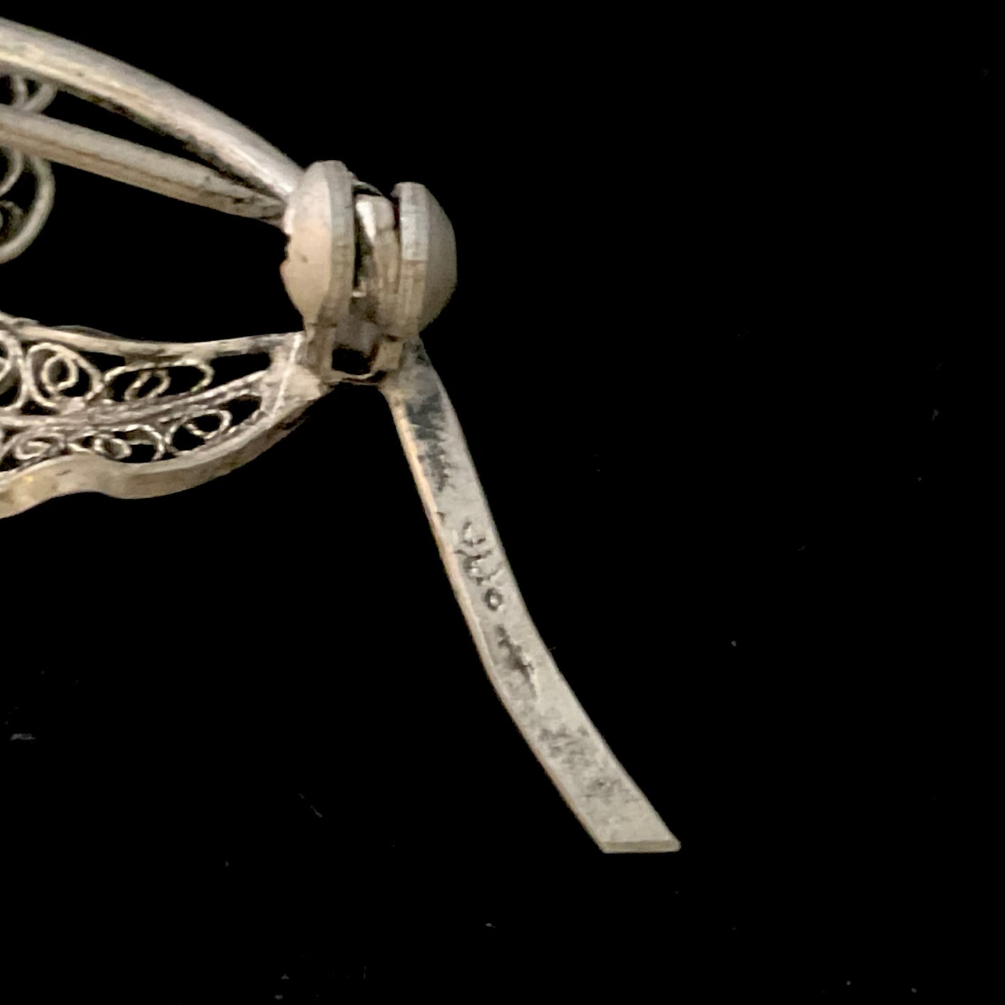 Vintage filigranbroche formet som en orkidé