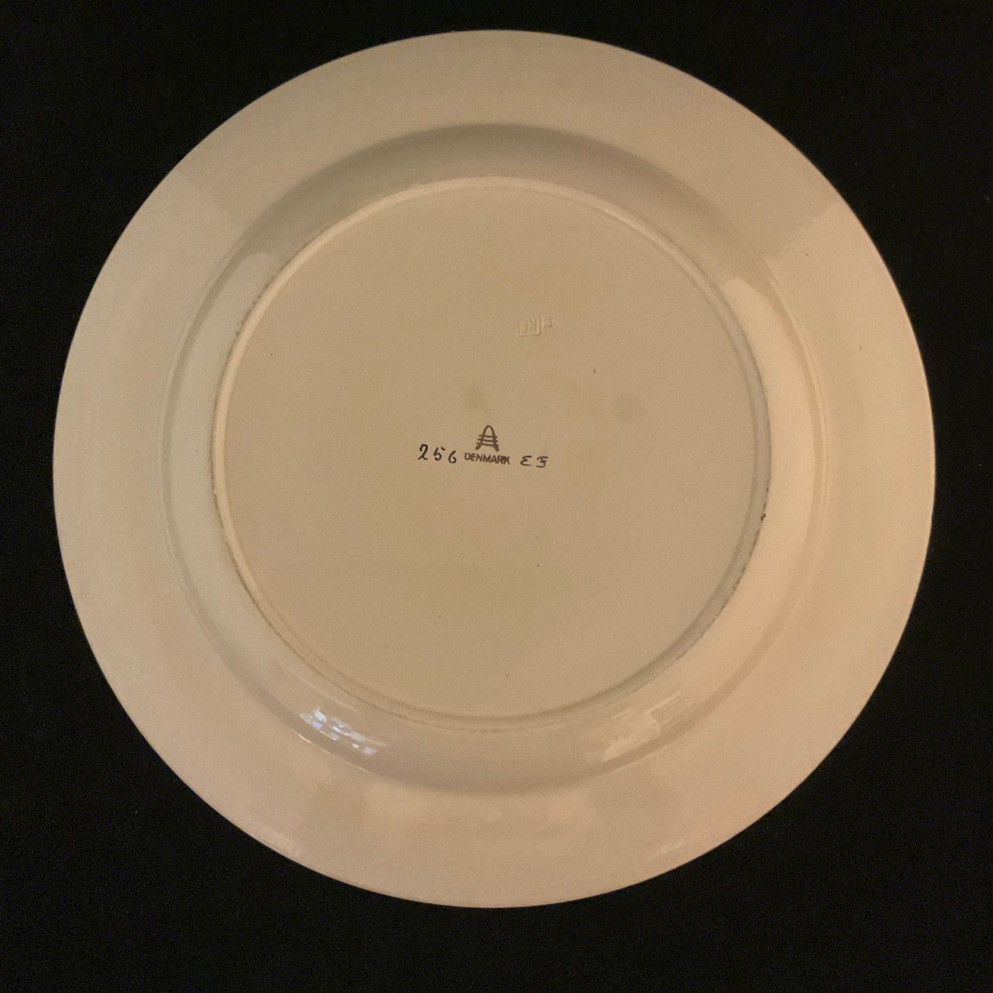 Stort Aluminia fad med sort dekoration, model 256