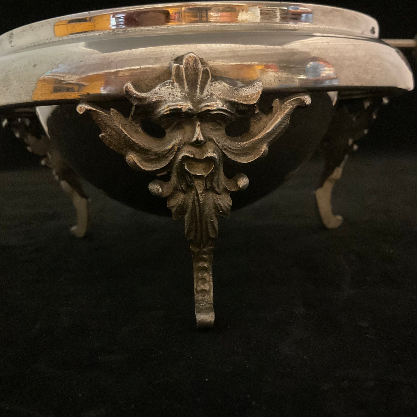 Antik smør- eller kaviarskål med roterende låg og ornamentering i Green Man-stil