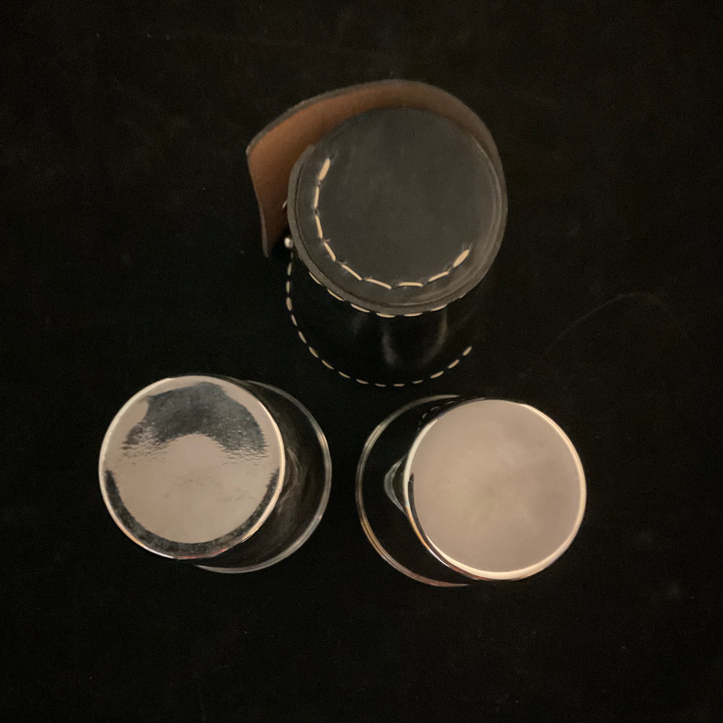 Rejsebægre i metal med læderetui, 1950-70’erne