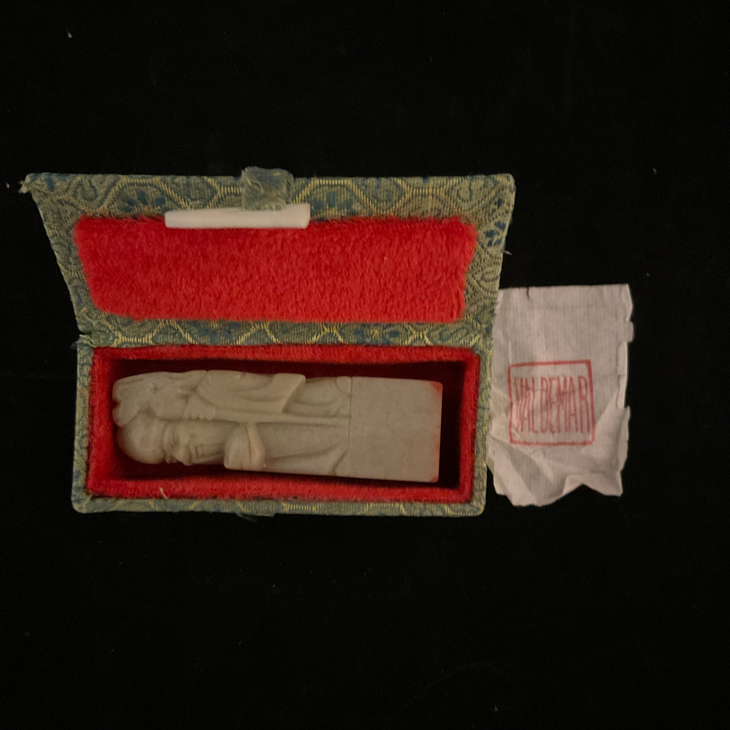 Kinesisk navnestempel “VALDEMAR” i sæbesten med figur af Shou Lao