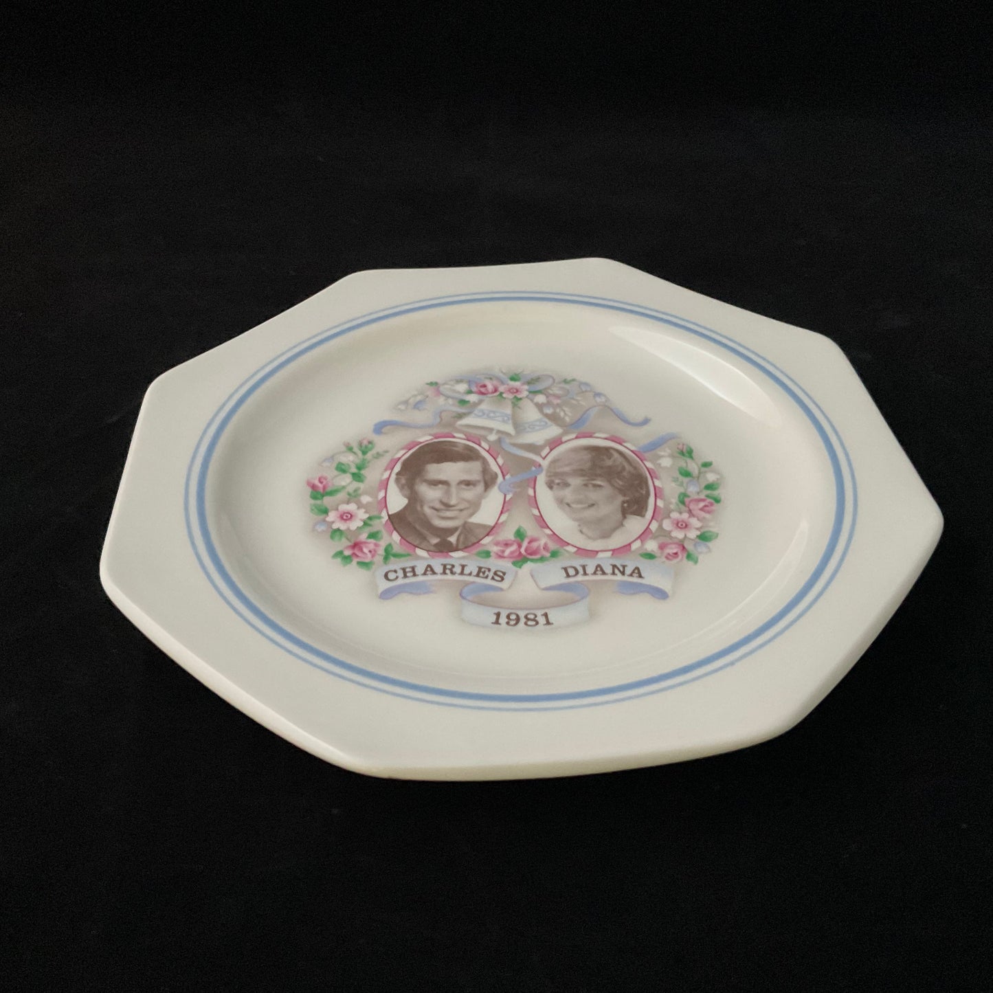 Memorabilia fra brylluppet mellem Diana og Charles