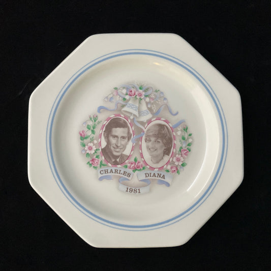 Memorabilia fra brylluppet mellem Diana og Charles