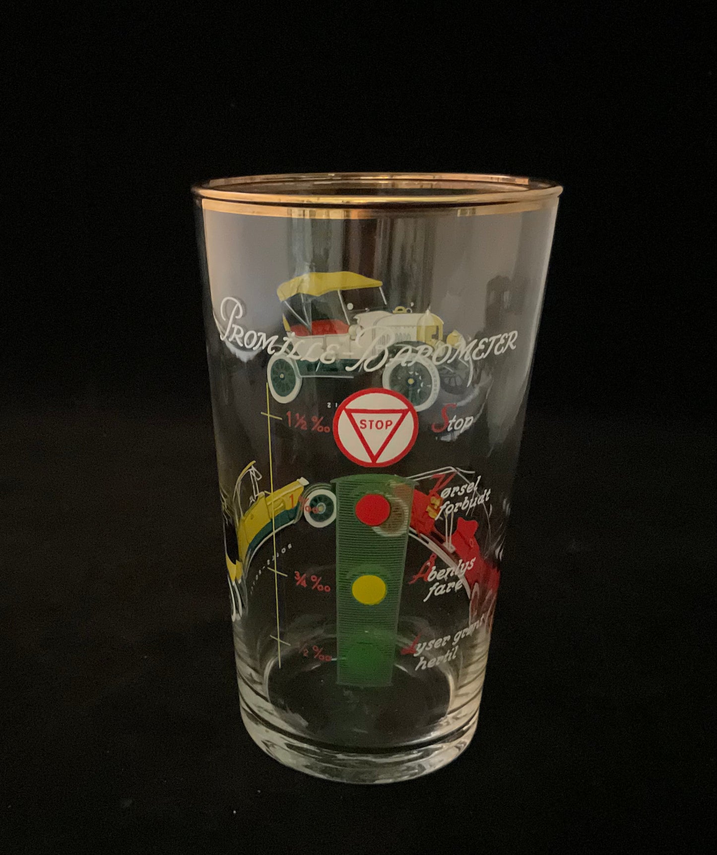 Retro ølglas med “Promille-Barometer” og veteranbiler