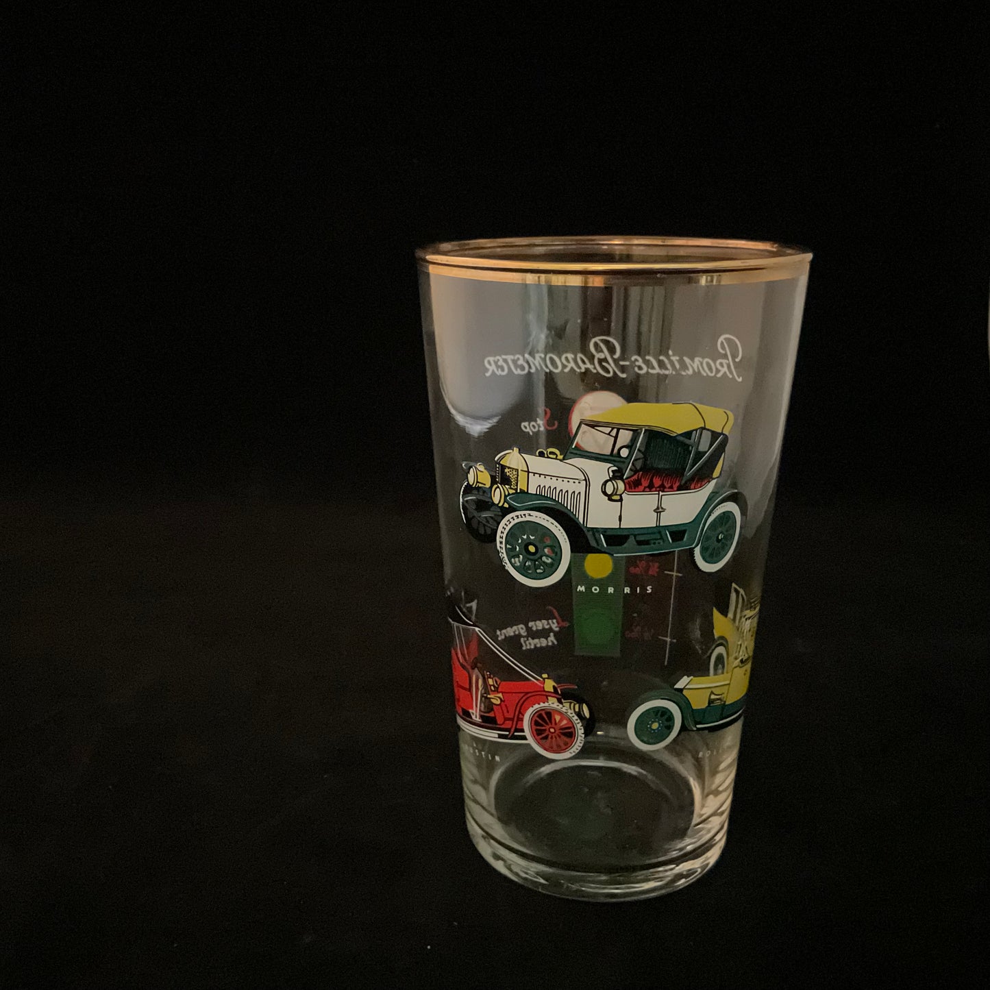 Retro ølglas med “Promille-Barometer” og veteranbiler