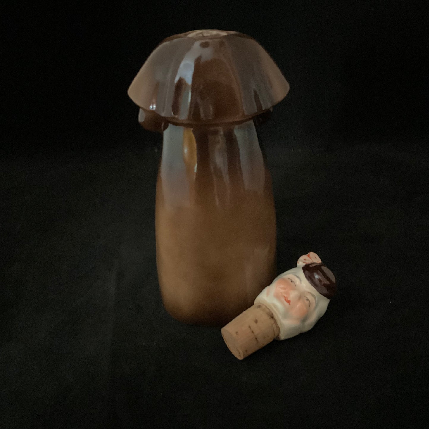 Vintage figurflaske,  håndmalet dame med hat (1930–1950)