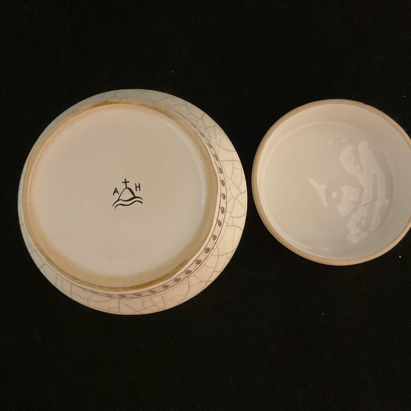 Vintage West Germany A+H keramikkrukke med låg, riddermotiv