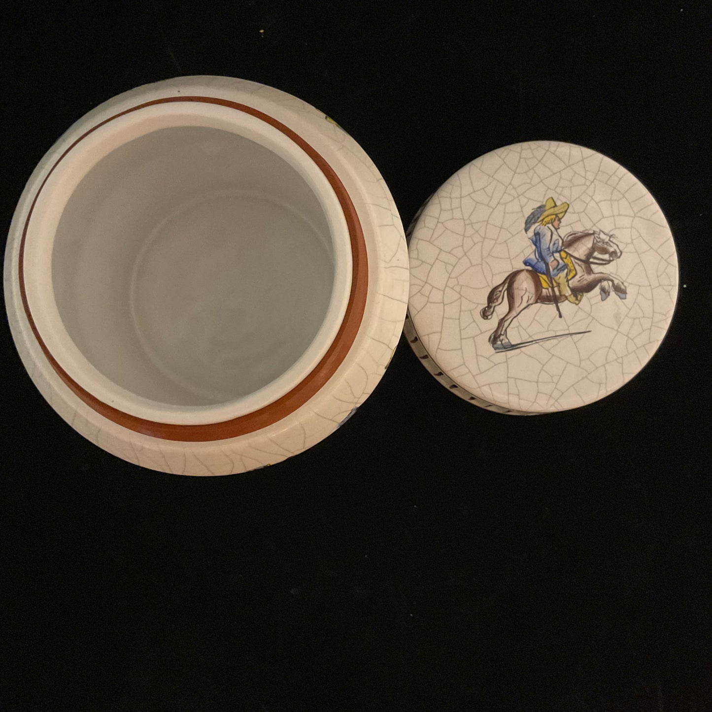 Vintage West Germany A+H keramikkrukke med låg, riddermotiv