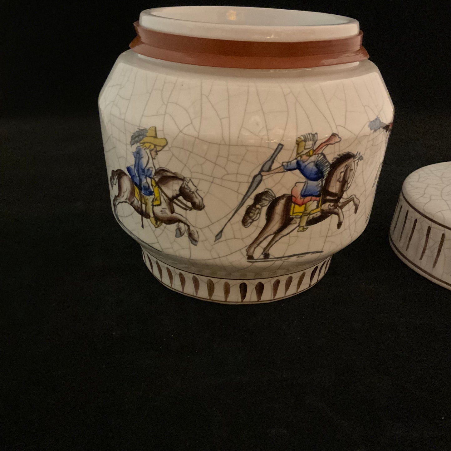 Vintage West Germany A+H keramikkrukke med låg, riddermotiv