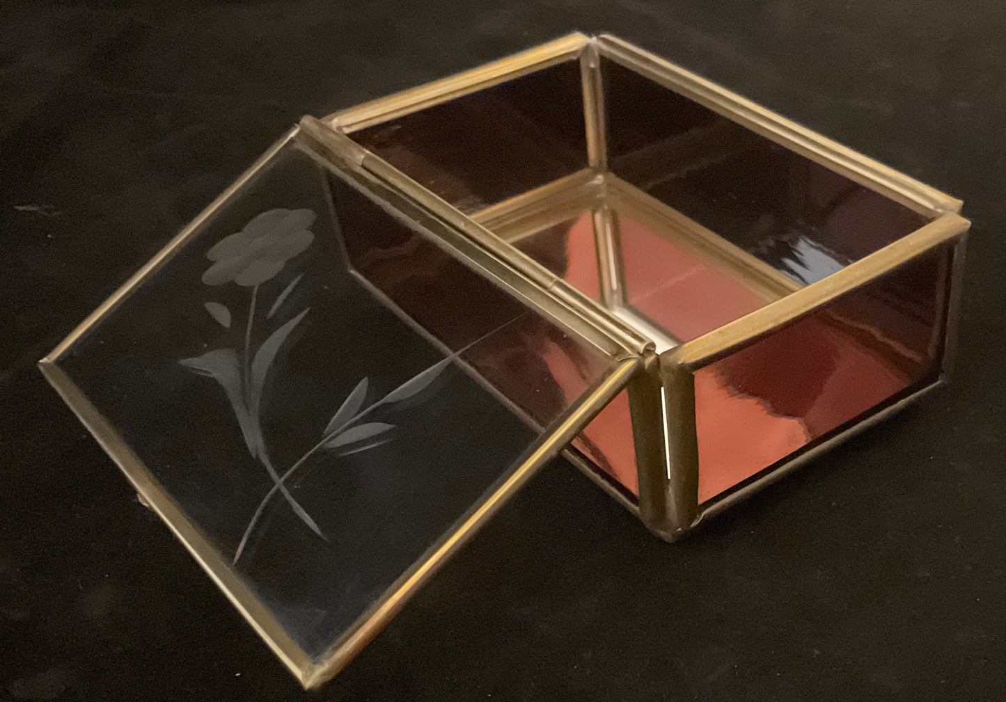 Vintage skrin i lilla glas og messing