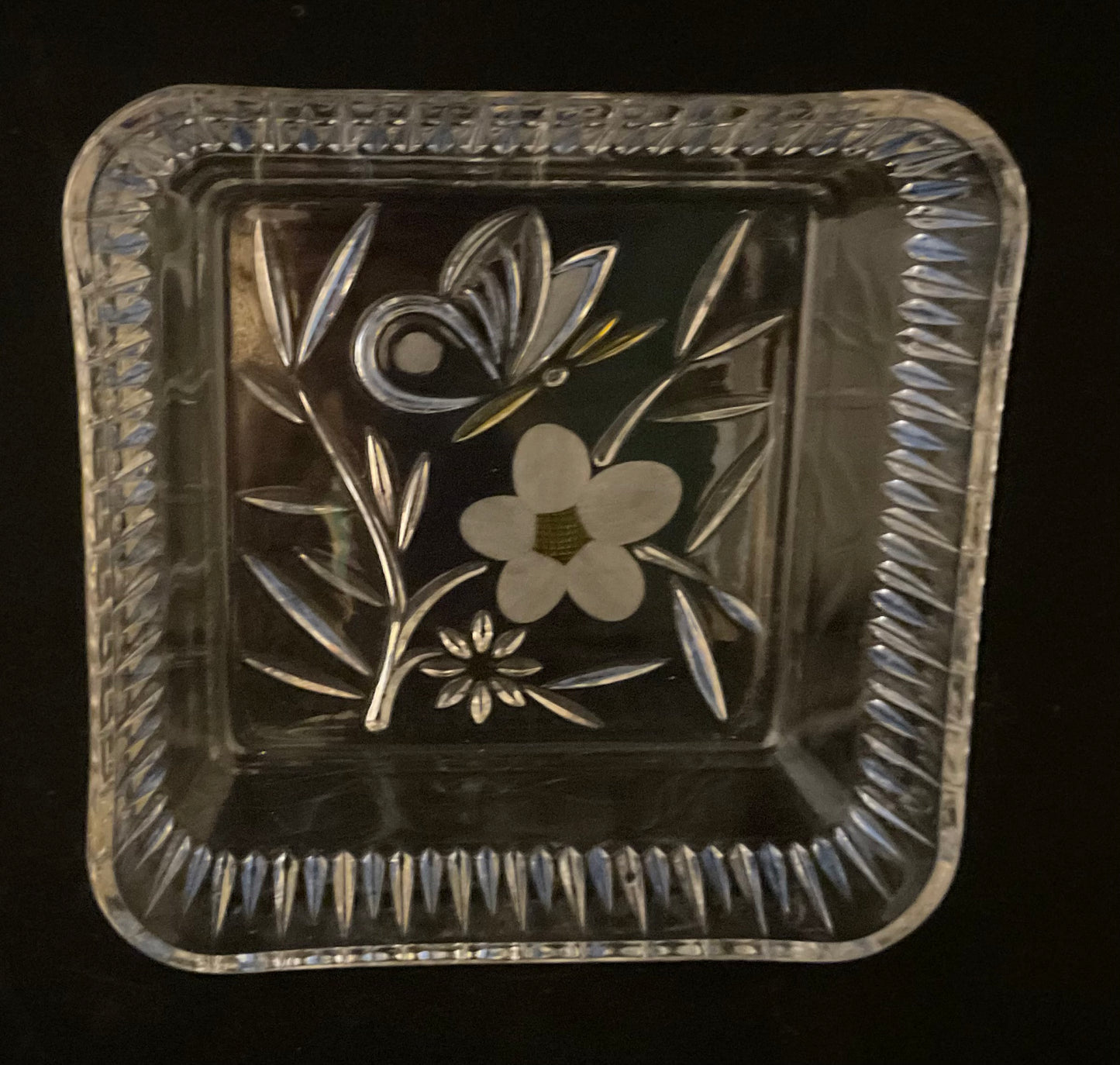 Vintage, slebet glasskål med sommerfugl og blomster