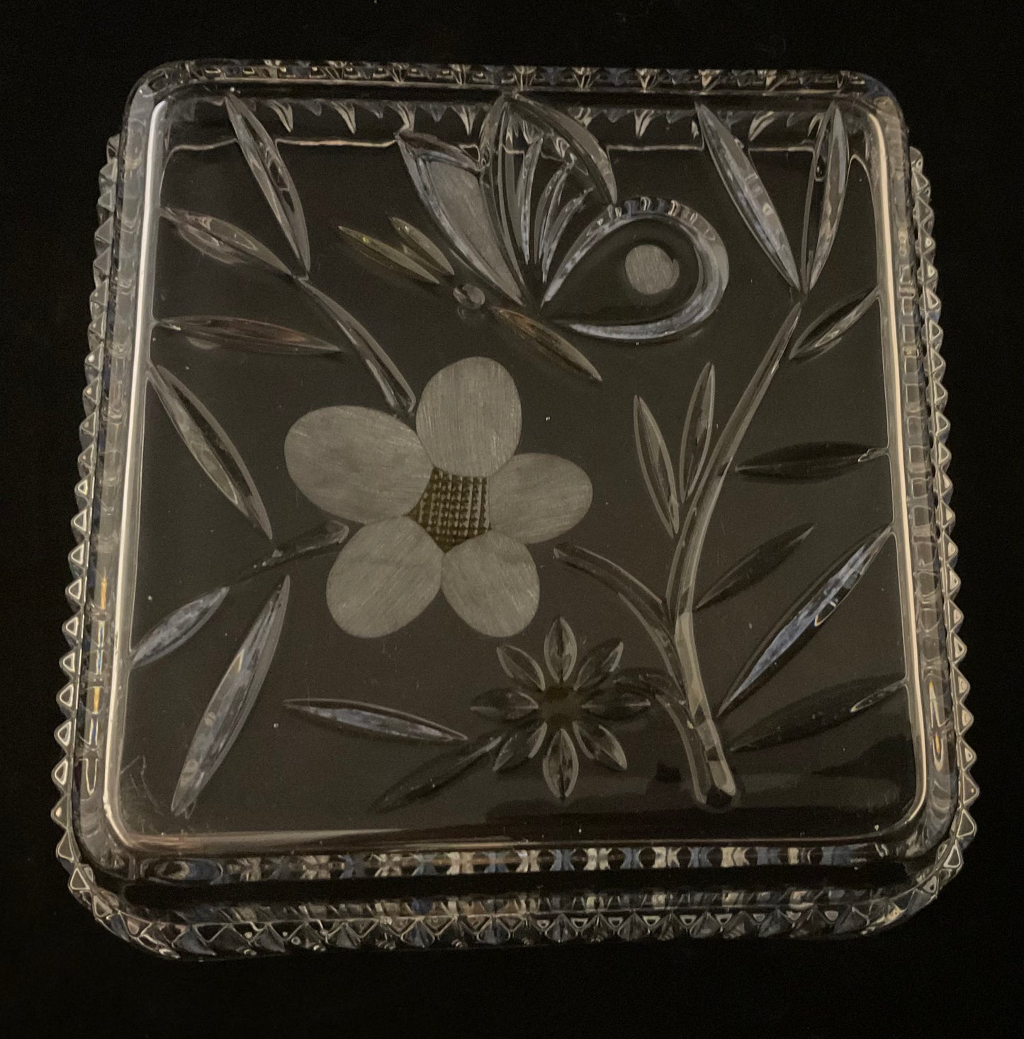 Vintage, slebet glasskål med sommerfugl og blomster