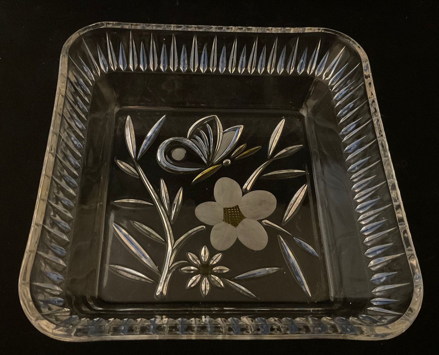 Vintage, slebet glasskål med sommerfugl og blomster