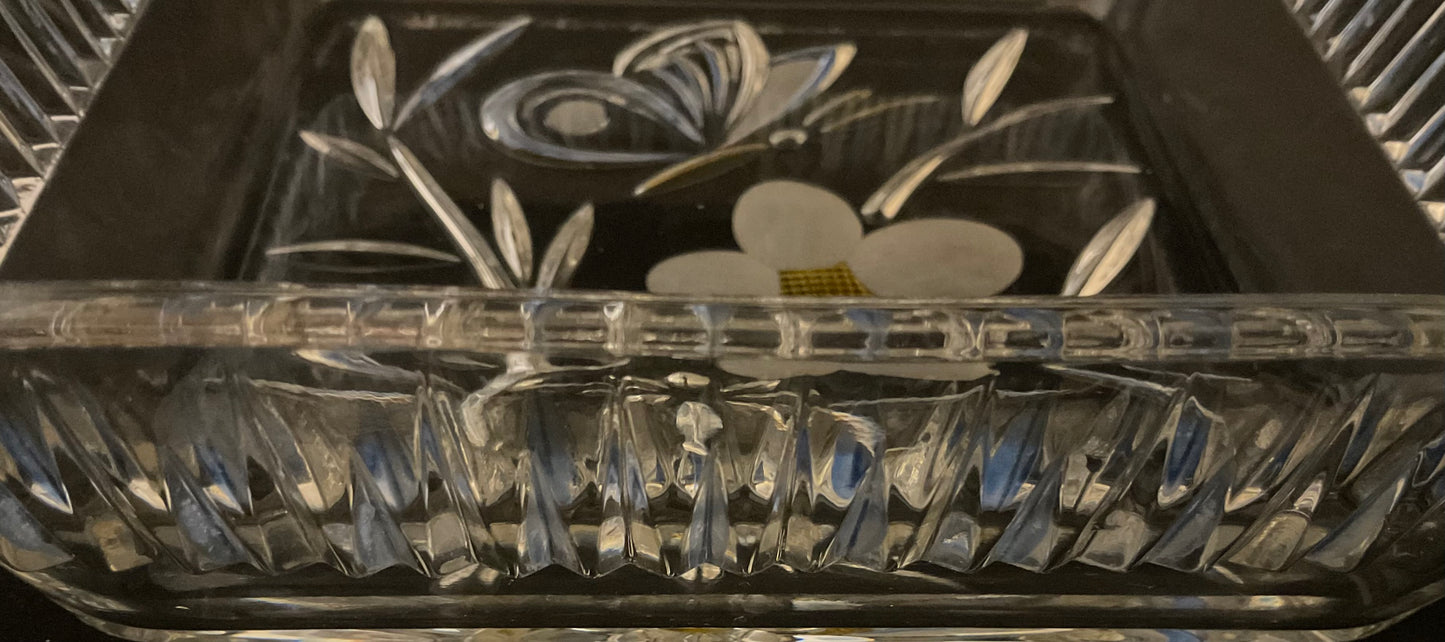 Vintage, slebet glasskål med sommerfugl og blomster