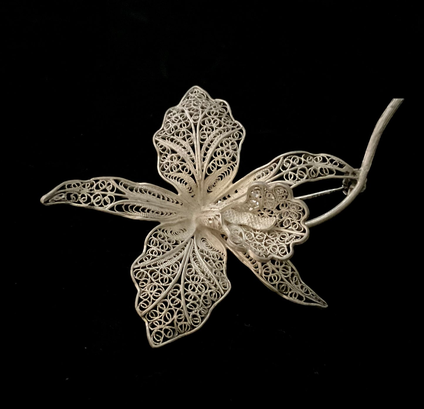 Vintage filigranbroche formet som en orkidé