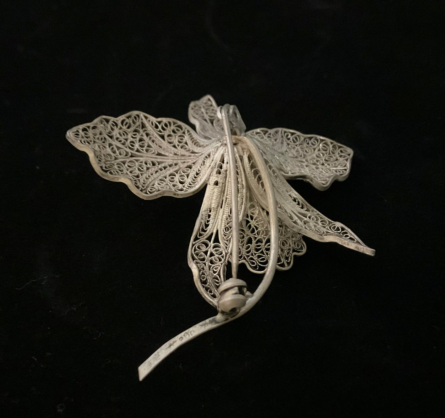 Vintage filigranbroche formet som en orkidé