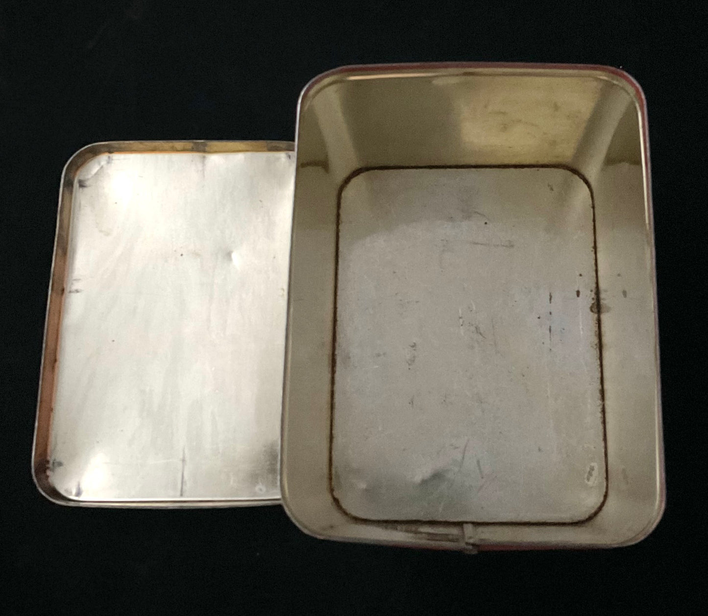 Vintage blikdåse med  “Svinedrengen” af H.C. Andersen på låget