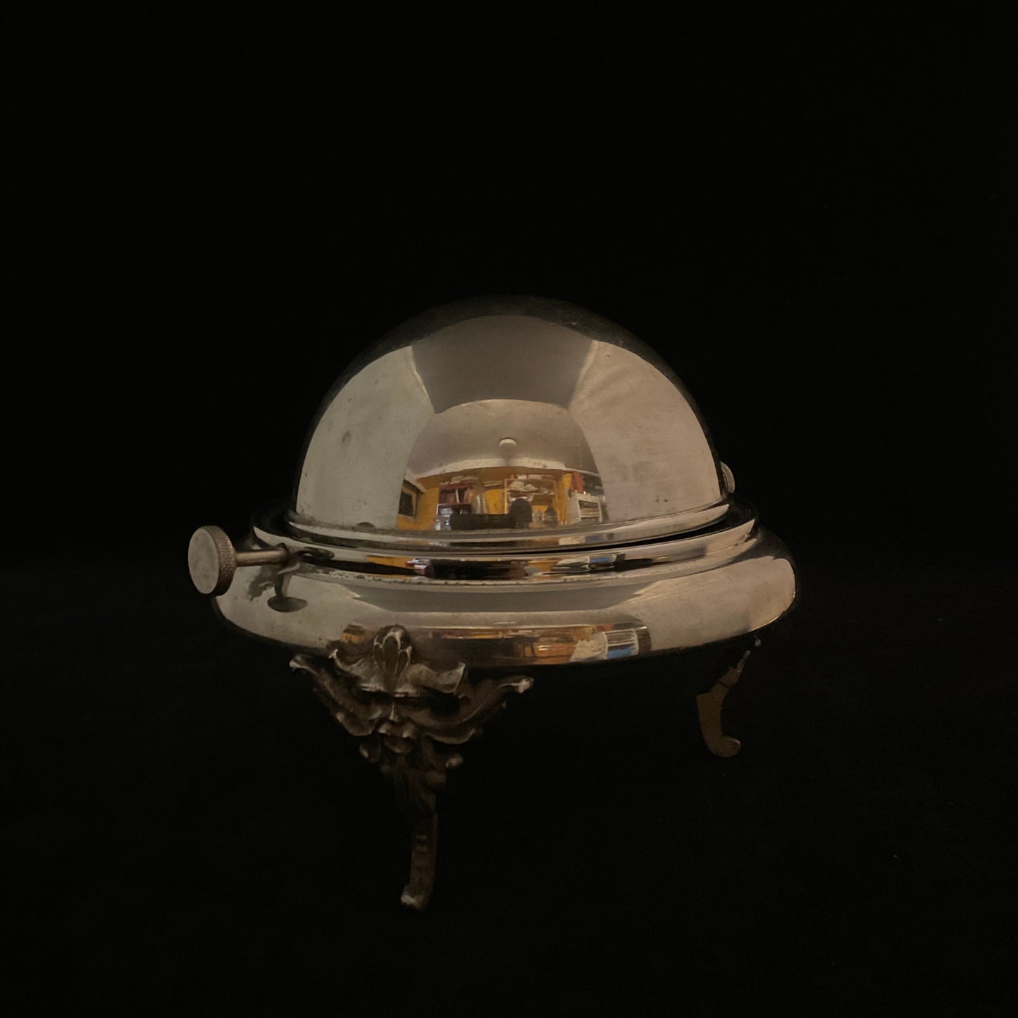 Antik smør- eller kaviarskål med roterende låg og ornamentering i Green Man-stil