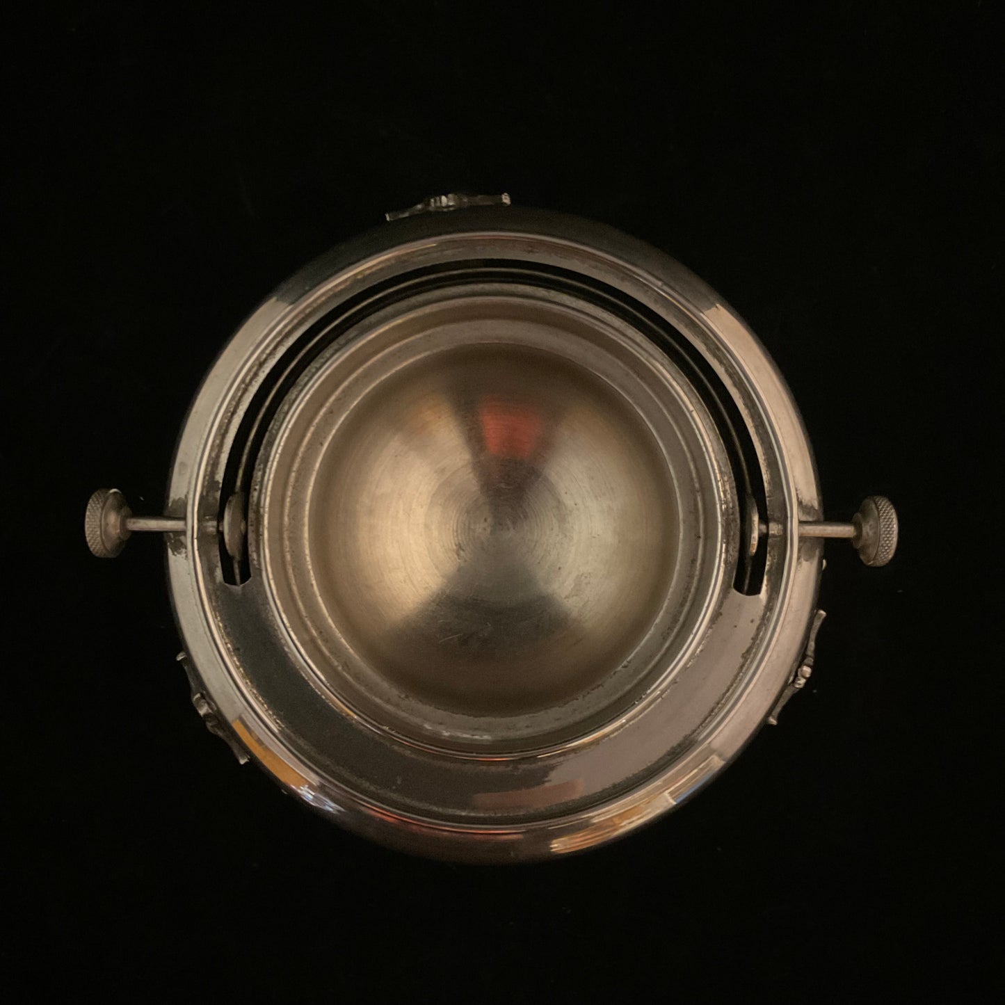 Antik smør- eller kaviarskål med roterende låg og ornamentering i Green Man-stil