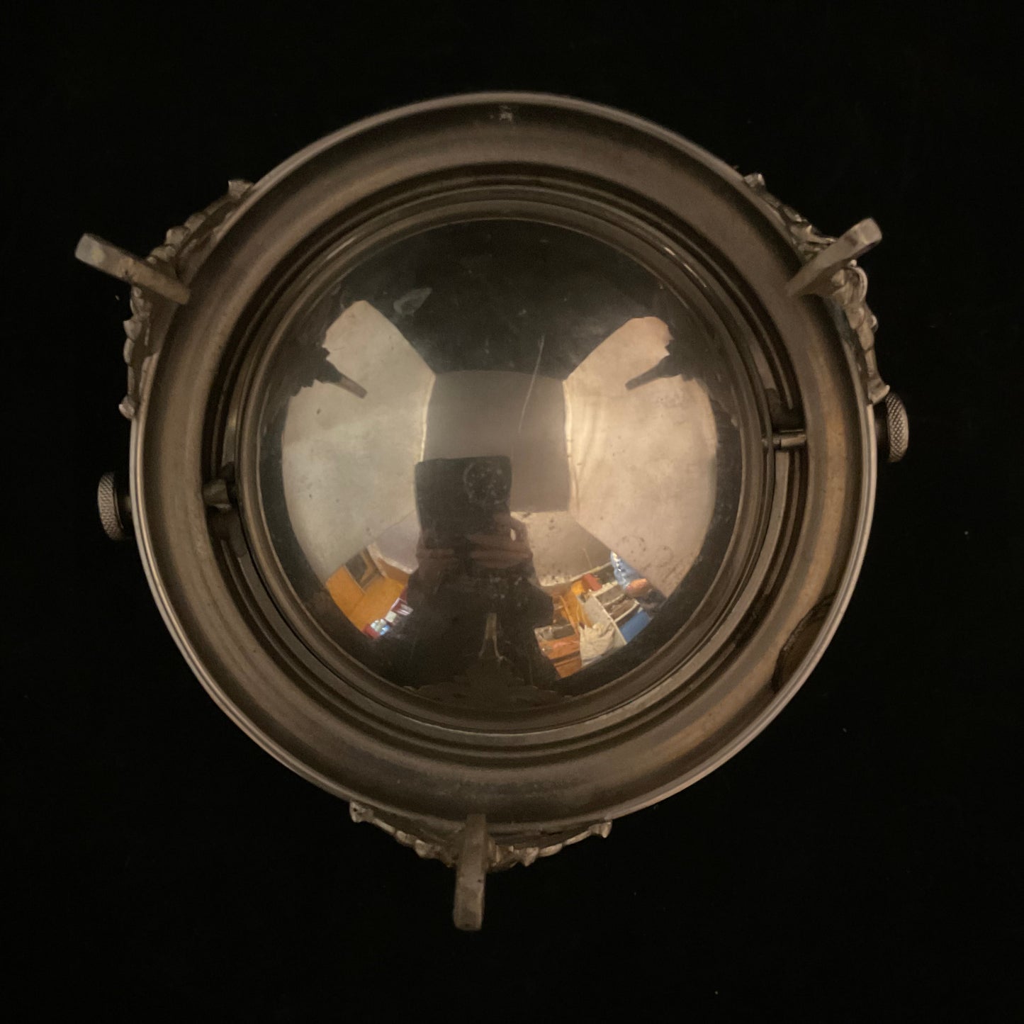 Antik smør- eller kaviarskål med roterende låg og ornamentering i Green Man-stil