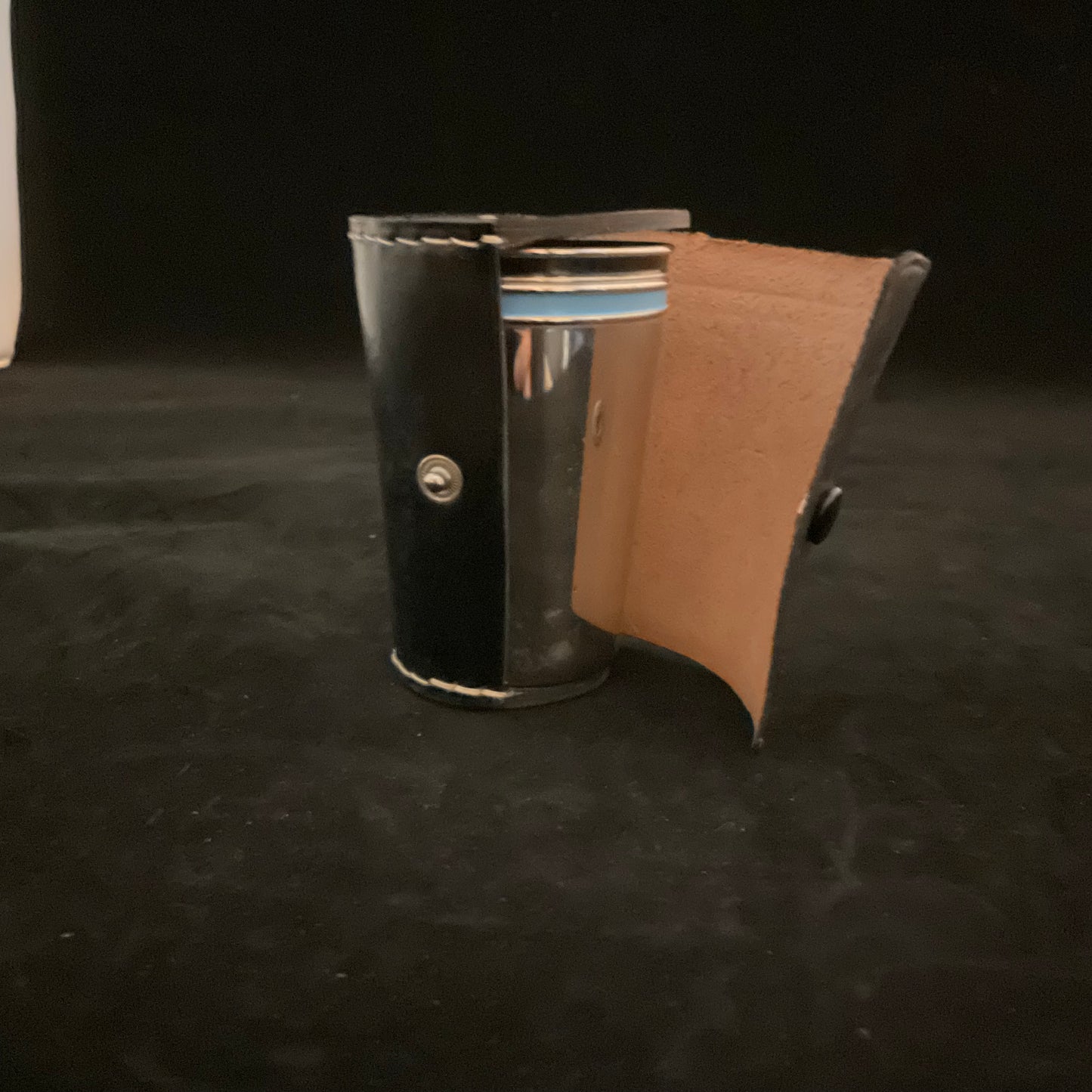 Rejsebægre i metal med læderetui, 1950-70’erne