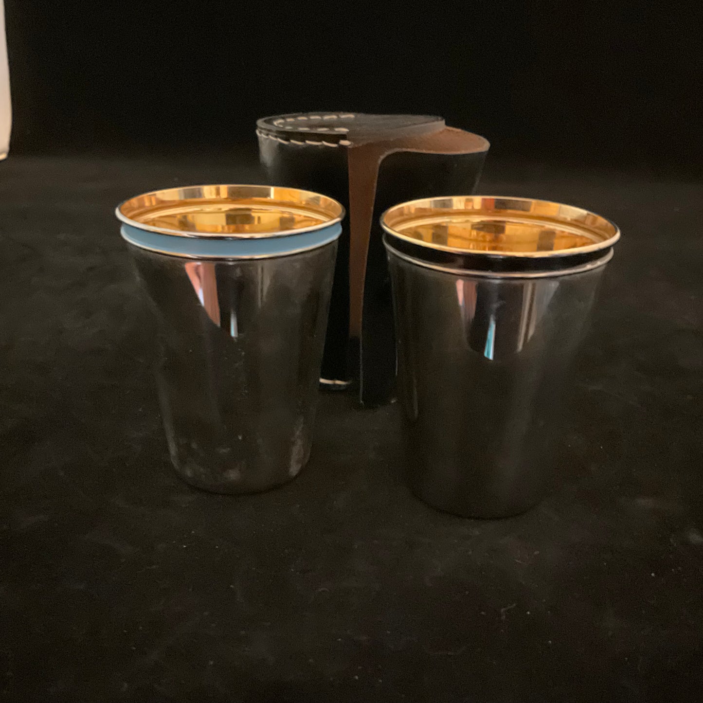 Rejsebægre i metal med læderetui, 1950-70’erne