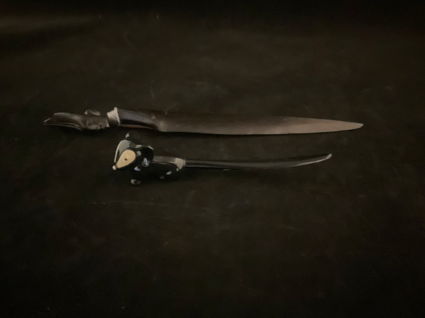 To vintage brevåbnere – håndskåret og figural