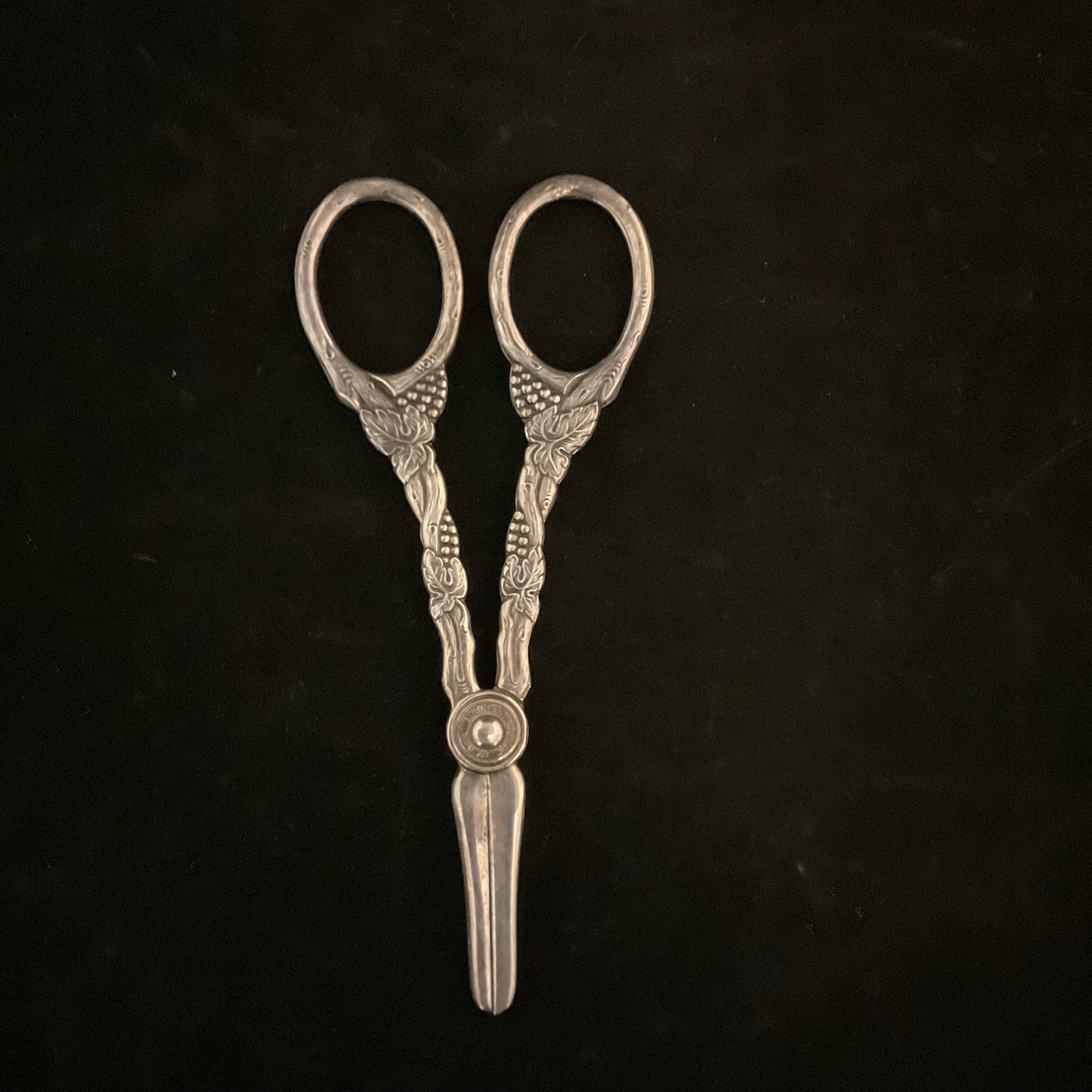 Vintage druesaks, Bruna Plate, Sweden, forsølvet med vinrankemotiv